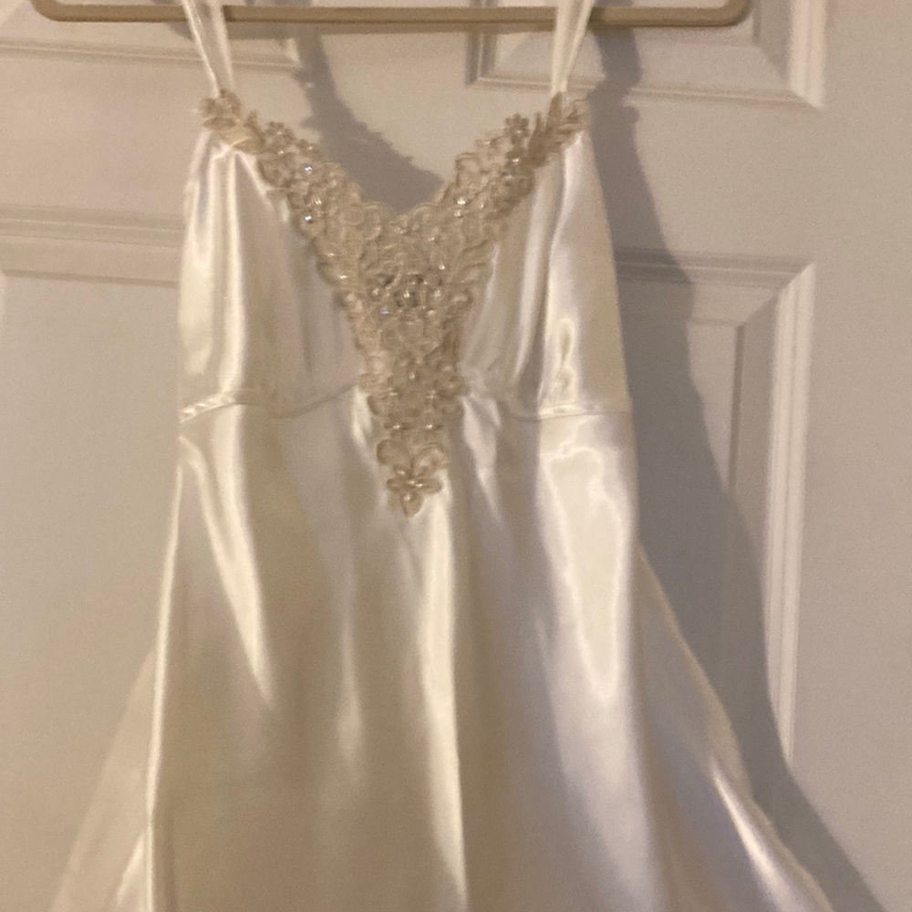 Linea Donatella lingerie lace white gown S NWOT. Unworn but might been washed